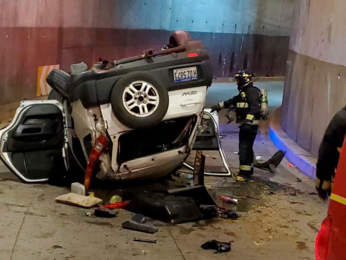 Dos heridos tras caída de carro en puente a desnivel en bulevar Suyapa