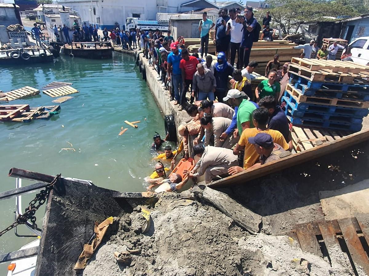 Rescatan a conductor que cayó con su camión al mar en Roatán