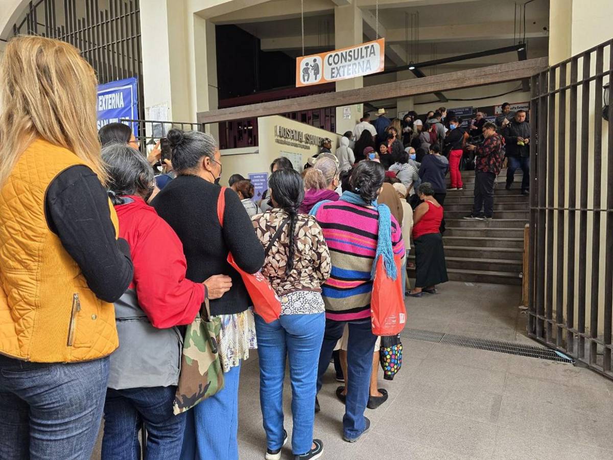 Largas filas y frustración: drama de pacientes que buscan una cita médica en Hospital San Felipe