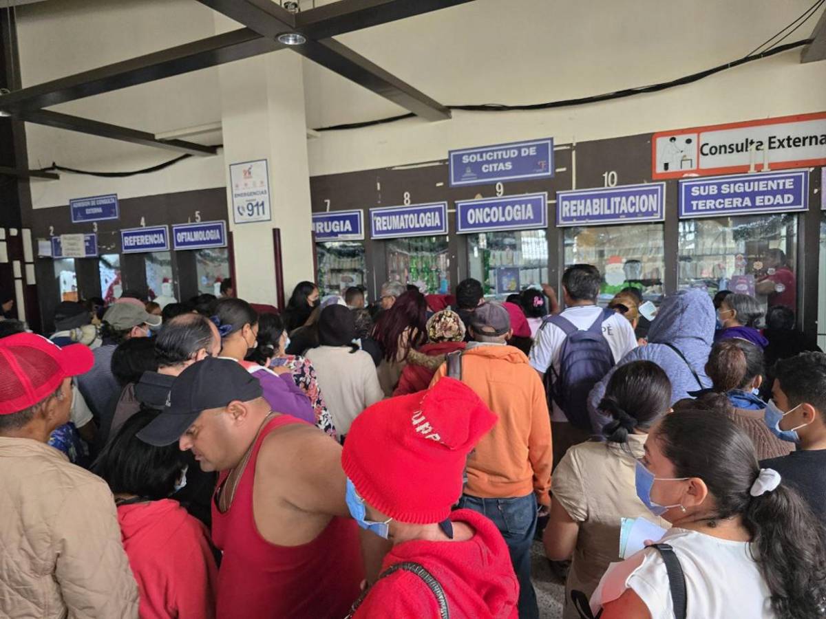 Largas filas y frustración: drama de pacientes que buscan una cita médica en Hospital San Felipe