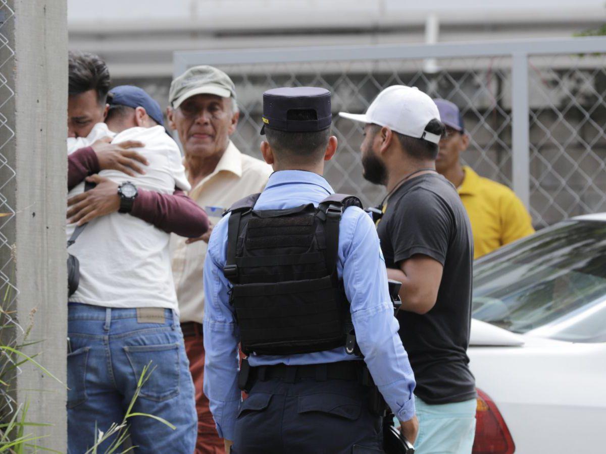 Drama de familiares y presencia policial: escena del taxista asesinado en la capital