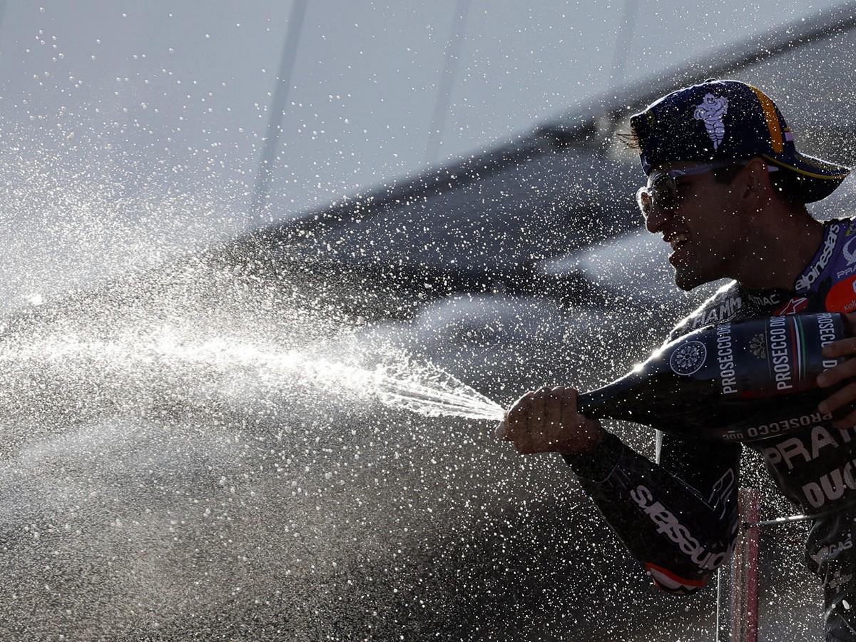 Jorge Martín se corona campeón del mundo de MotoGP y así lo celebra