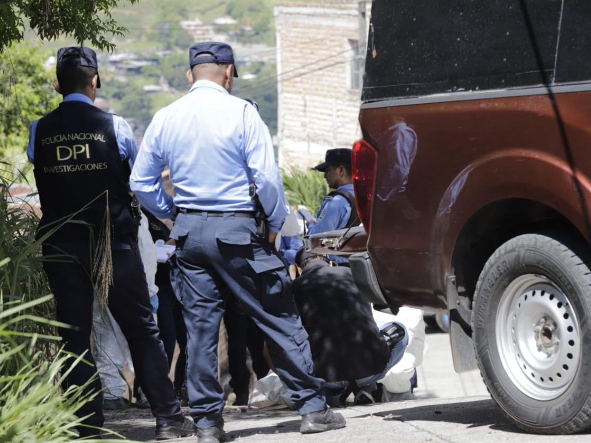 Momento en el que se realizó el levantamiento cadavérico de ambos jóvenes.