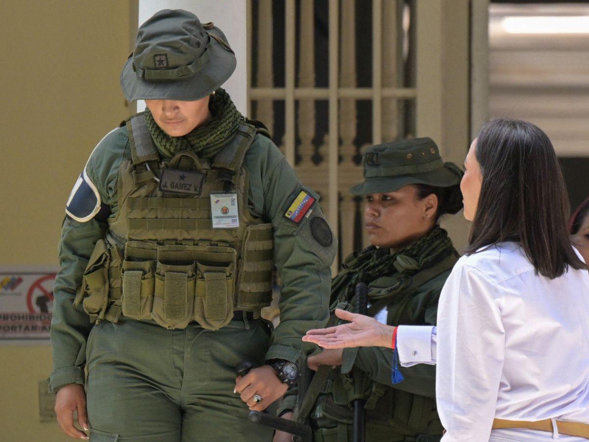 Momento en que militar niego el saludo a Corina Machado.