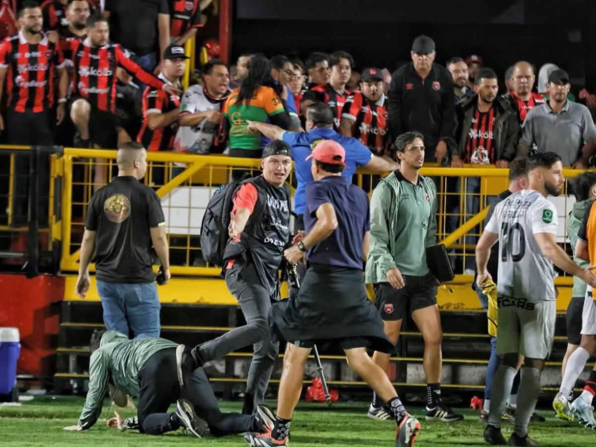 ¡Puñetazos! Tremendo zafarrancho que se armó en final Alajuelense ante Herediano