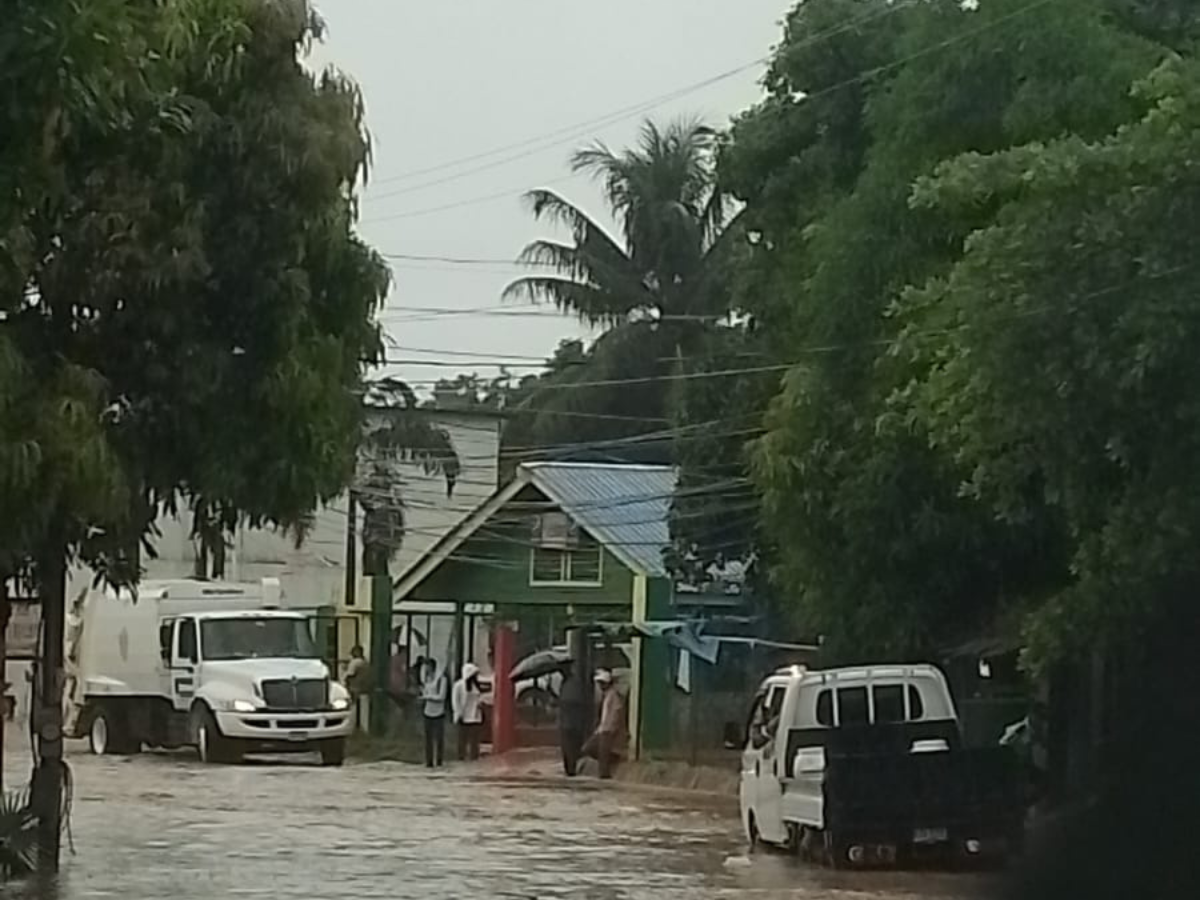 Calles inundadas y derrumbes: daños por lluvias en Roatán