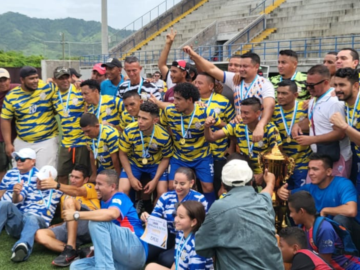 Francisco Ramírez y su equipo se declaran campeón nacional en veteranos. Sigue haciendo goles.