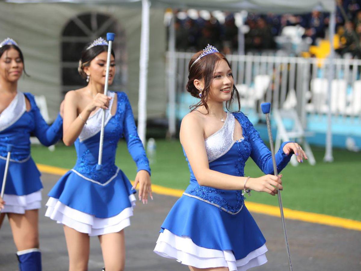 Bellas palillonas del Instituto  Pineda Ugarte se roban las miradas en el Estadio Nacional