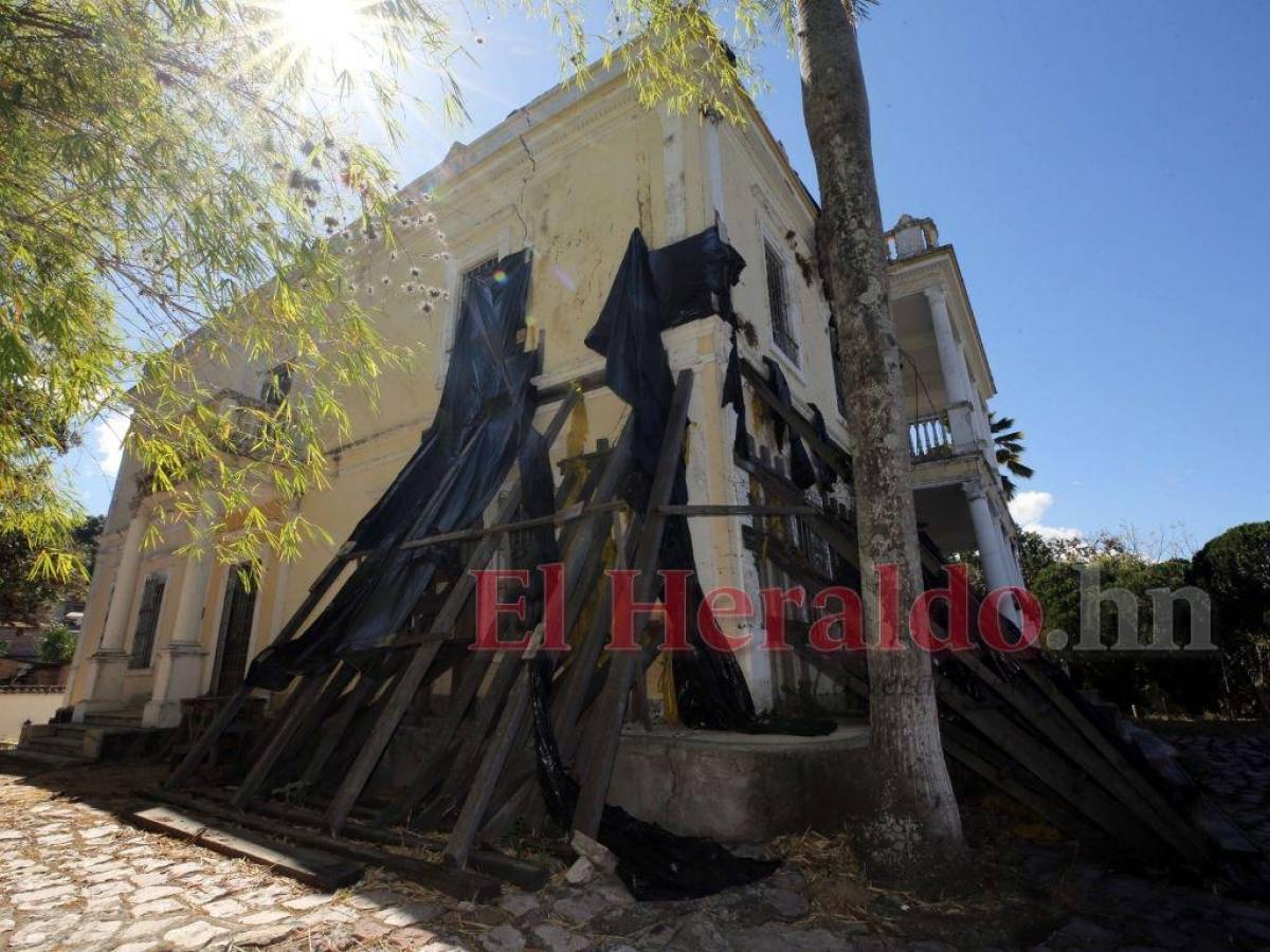 Las paredes agrietadas son parte del deterioro debido a la falla geológica del terreno.