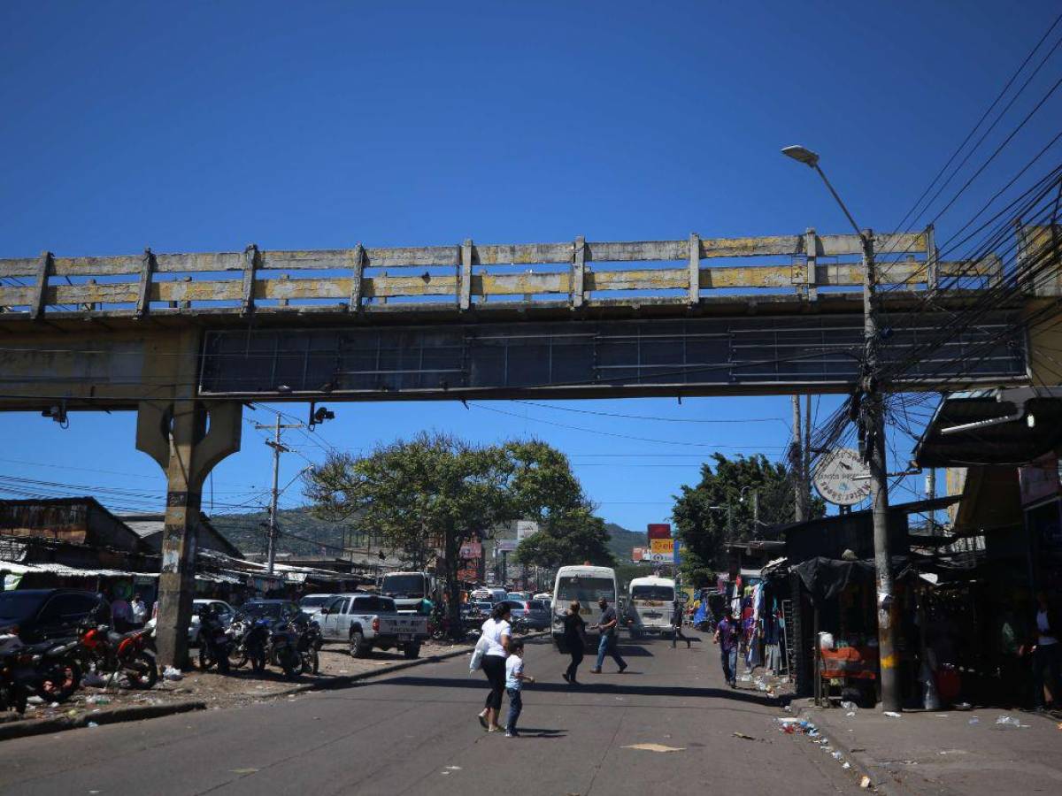 El puente peatonal del mercado Zonal Belén lleva años inhabilitado. Su débil estructura pareciera estar a punto de colapsar, razón por la que los vendedores no apoyan su rehabilitación.