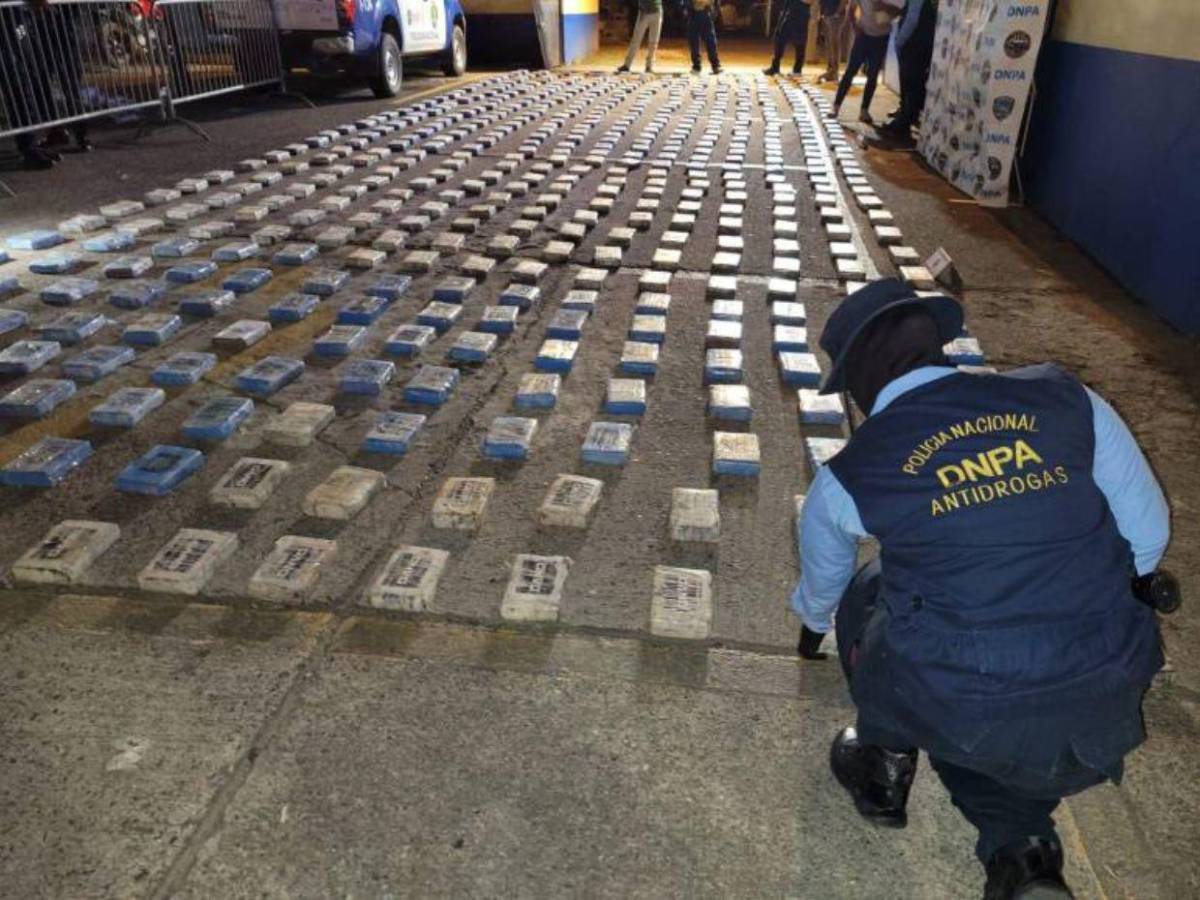 En caletas a la orilla del río Aguán hallan 1.7 toneladas de droga