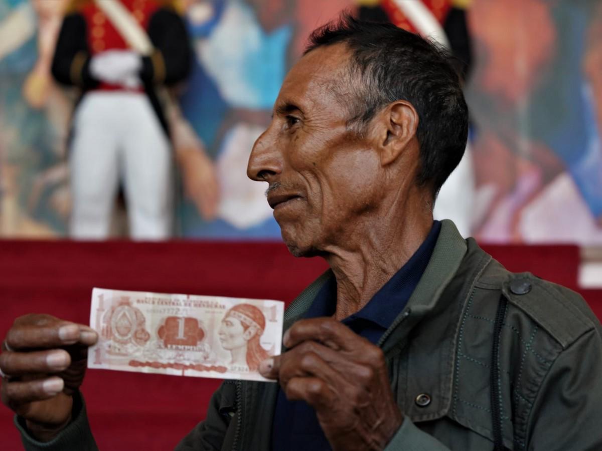 Gobierno le dará pensión de L 15 mil a persona que aparece en el billete de un lempira