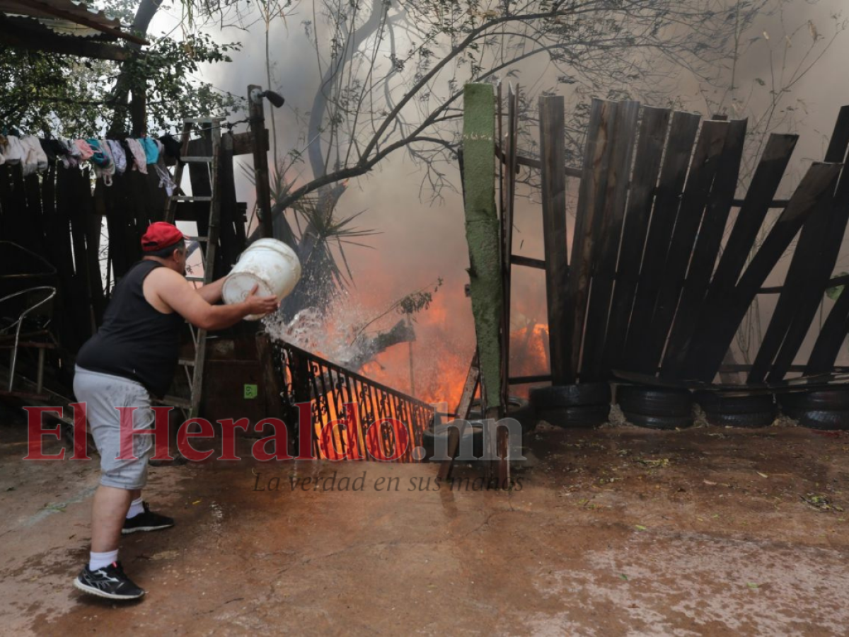 “Apagaba una parte, pero se prendía otra”: Pavoroso incendio deja en la calle a una familia en la capital