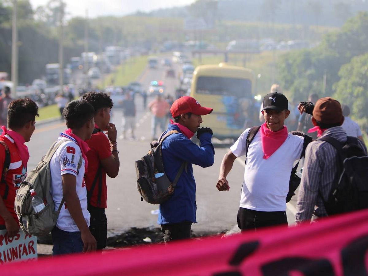 Con quema de llantas y pancartas, bloquean carretera CA-5 y exigen justicia para Juan López