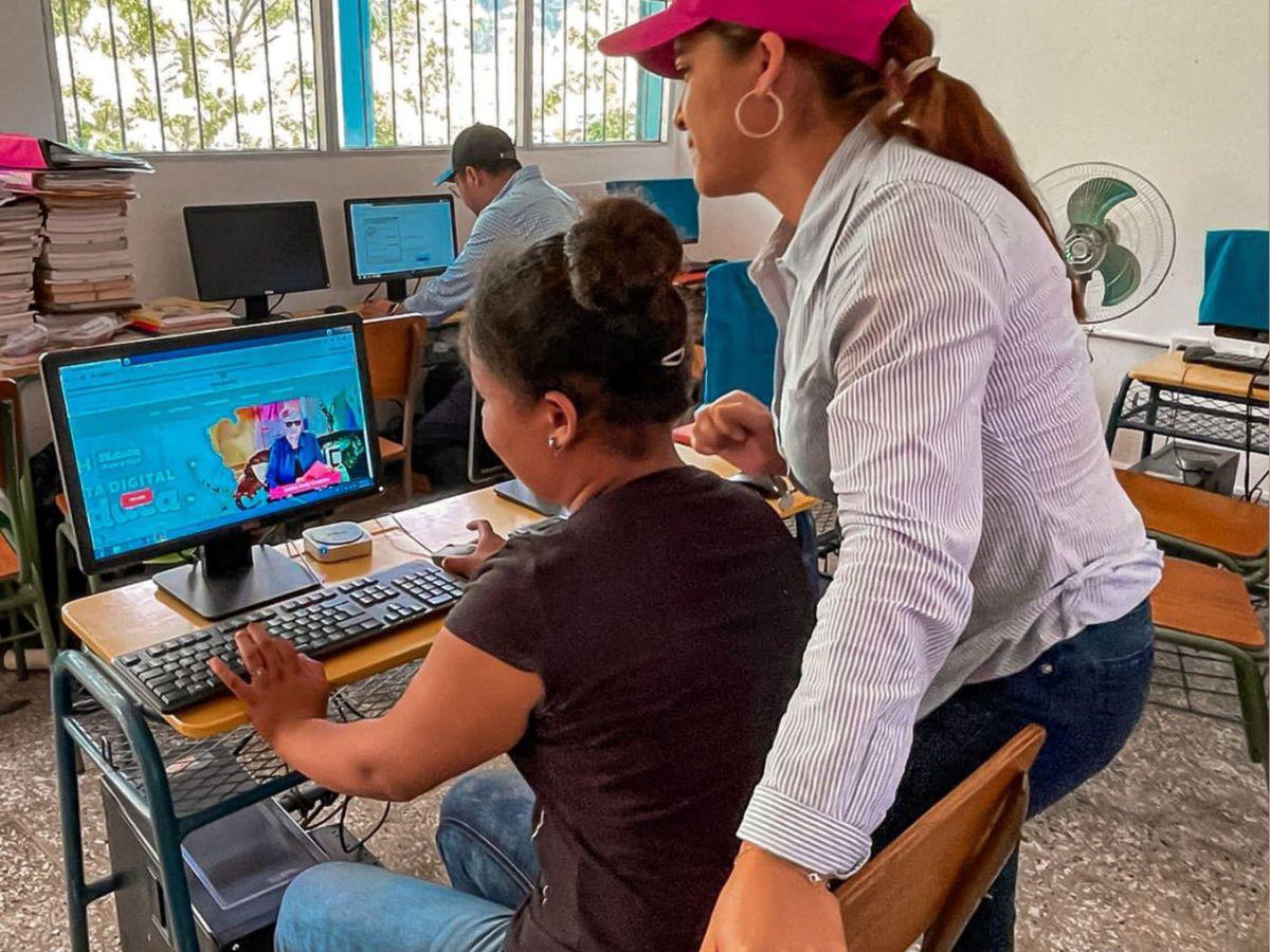 Las primeras imágenes de la escuela “Rubén Martínez Rodas” , utilizando el servicio de internet Starlink.