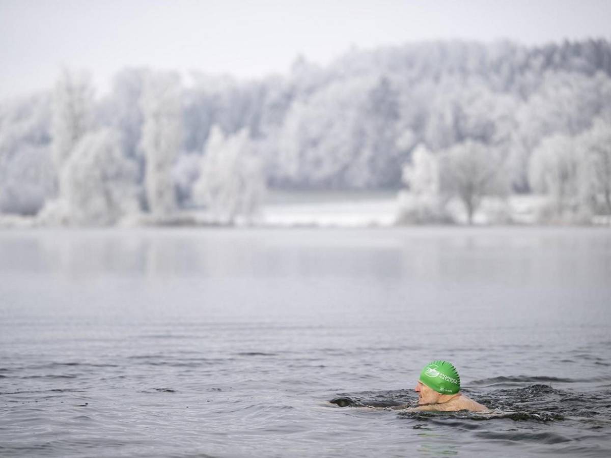 Suiza recibe Año Nuevo 2025 con chapuzón en gélidas aguas del lago Moossee