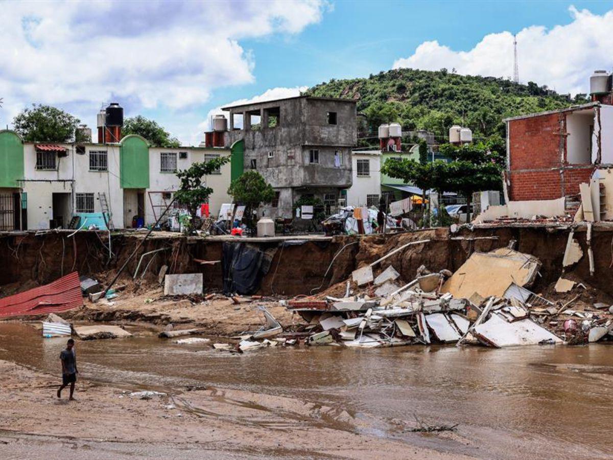 Lluvias del huracán John derrumban casas y sueños de familias en Acapulco, México