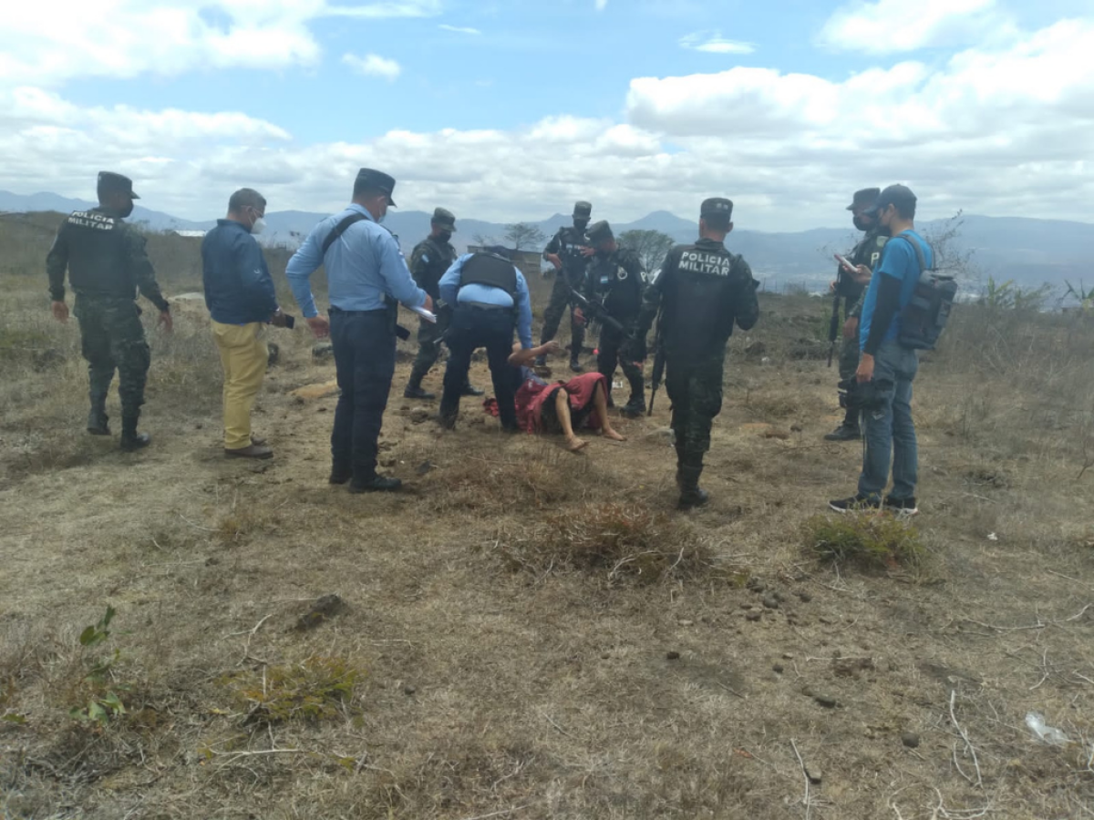 Rescatan con vida a hombre que fue dejado envuelto en sábanas y con rótulo en la capital