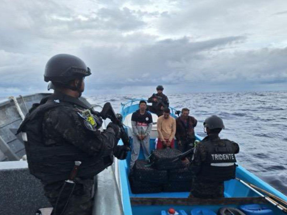 El Salvador incauta 750 kilos de cocaína en el mar; tres ecuatorianos detenidos