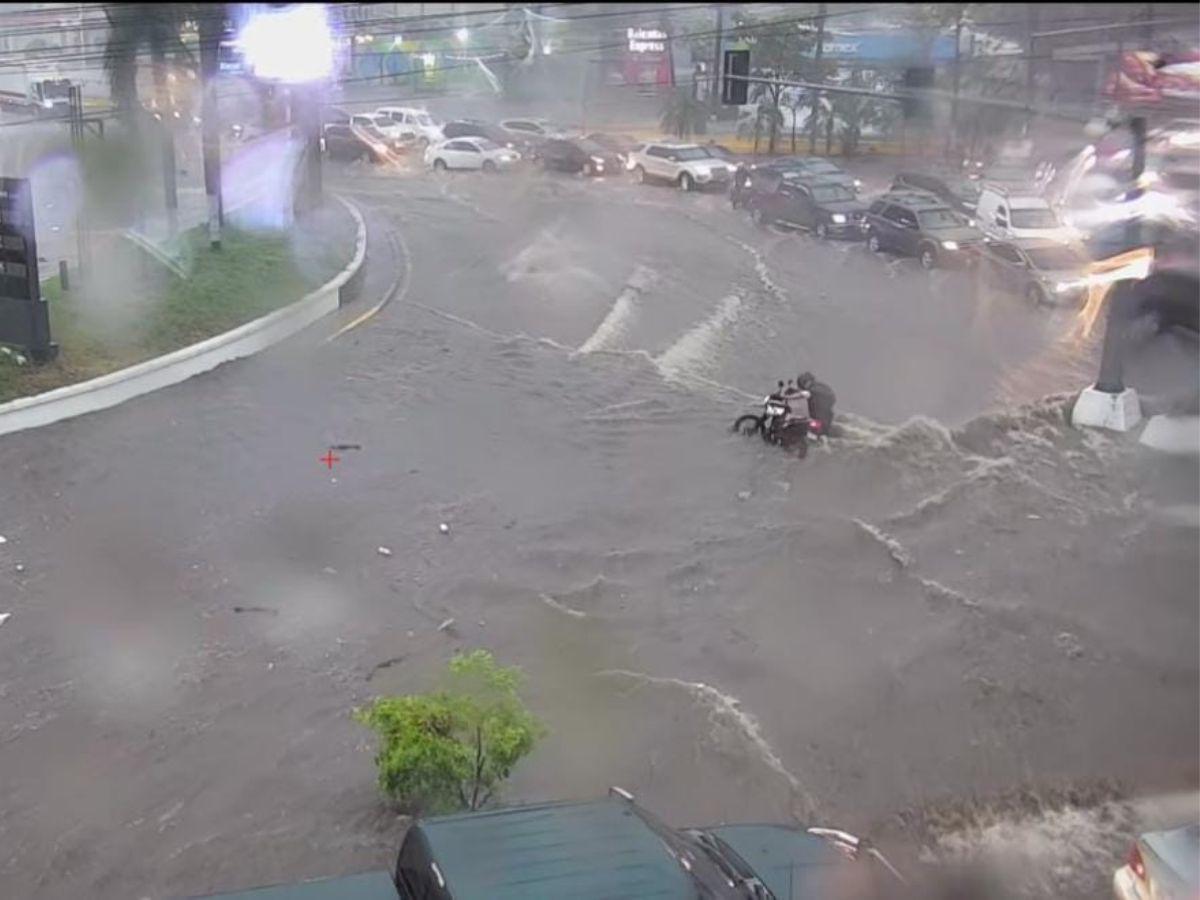 Fuertes lluvias dejan calles inundadas en San Pedro Sula