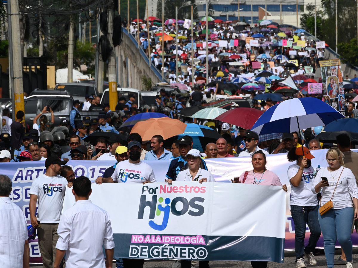 Padres llevarán iniciativa de ley sobre educación sexual al Congreso Nacional