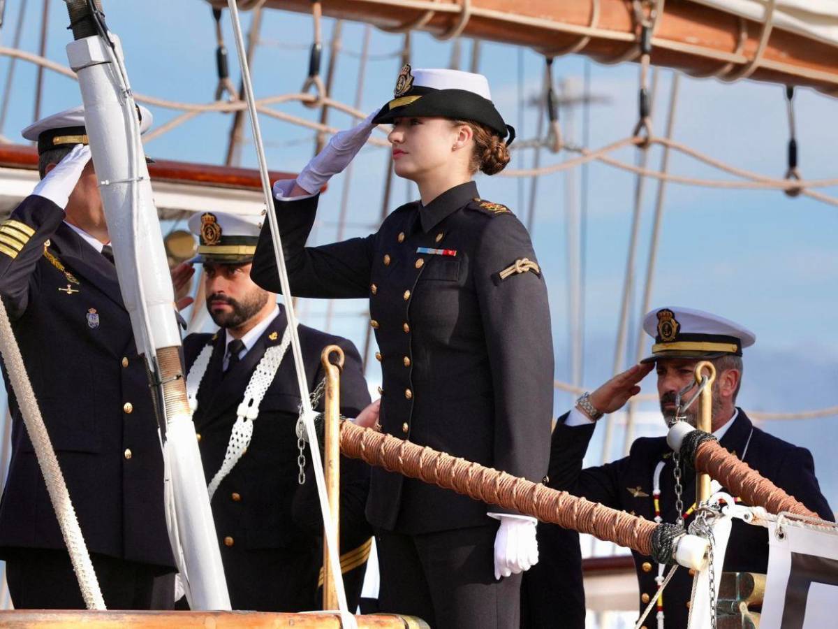 Princesa Leonor se embarca en el buque Elcano; estará en alta mar seis meses