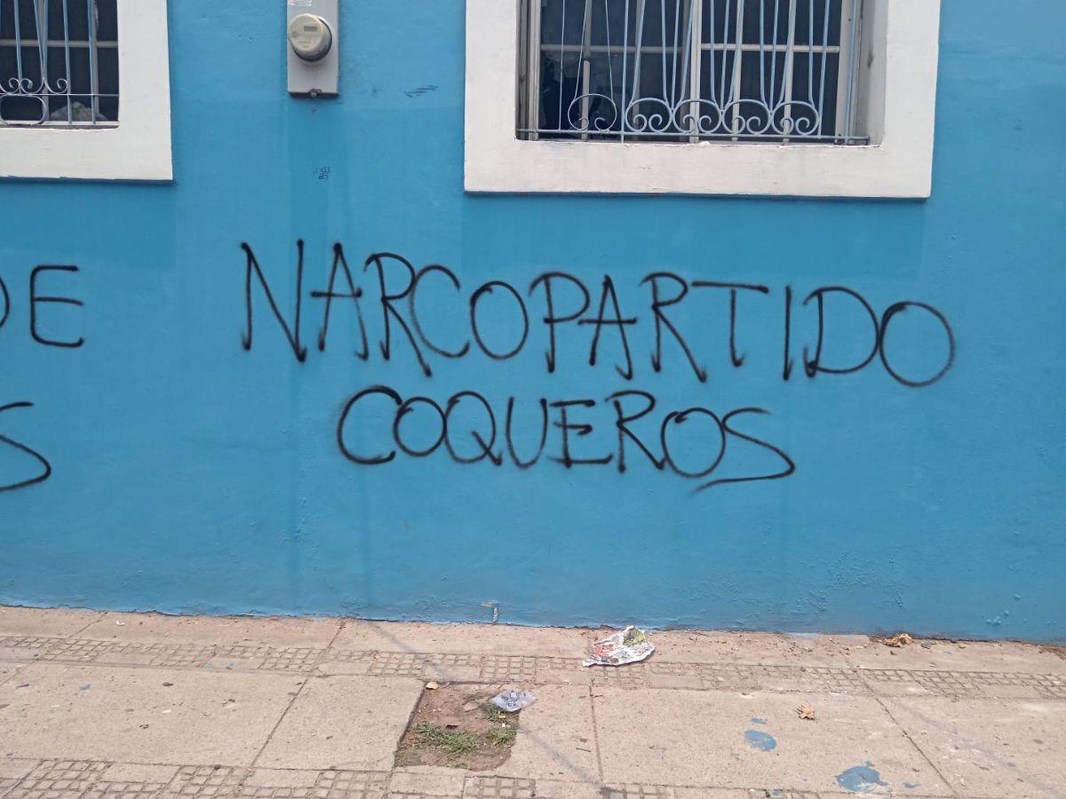 Uno de los grafitis que quedó plasmado en las paredes del partido opositor.