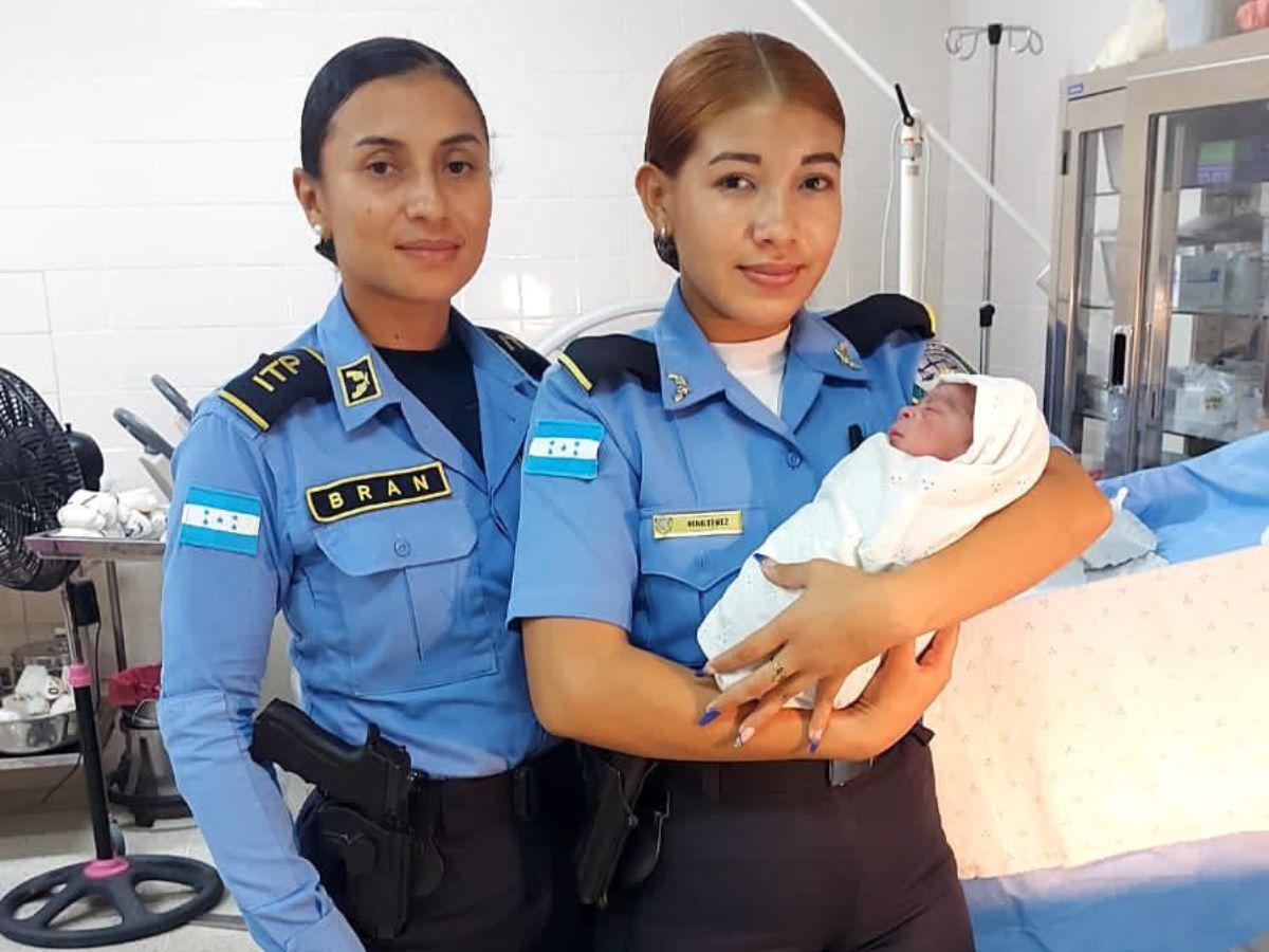 Las dos agentes policiales que ayudaron a la mujer en su parto.