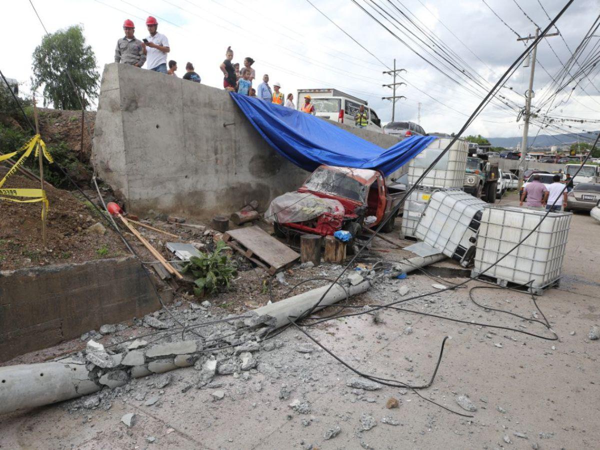 En la escena quedó el poste de cemento destruido en uno de las calles de la colonia Las Pavas.