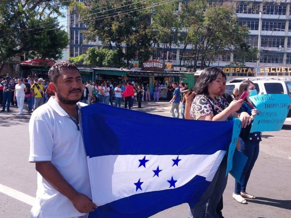 ¡Protestas! Con quema de llantas personal del Hospital Escuela en las calles