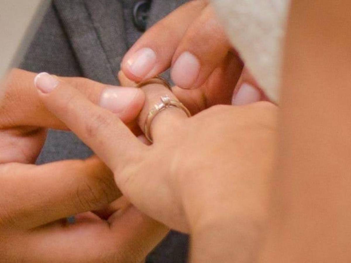 Ariela Cáceres y Dennis Andino conmemoran su décimo aniversario de matrimonio