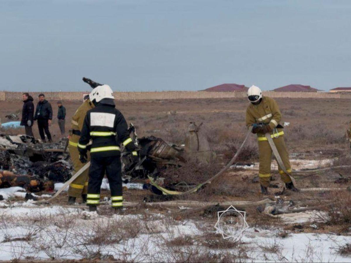 ¡Destruido! Así quedó el avión que se estrelló en Kazajistán con más de 60 personas a bordo