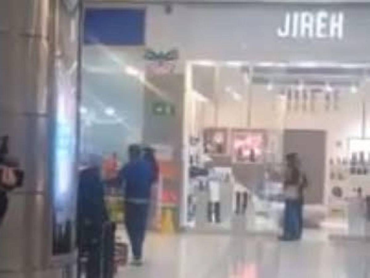 Niña de 5 años fallece en centro comercial de Bogotá tras caerle un vidrio