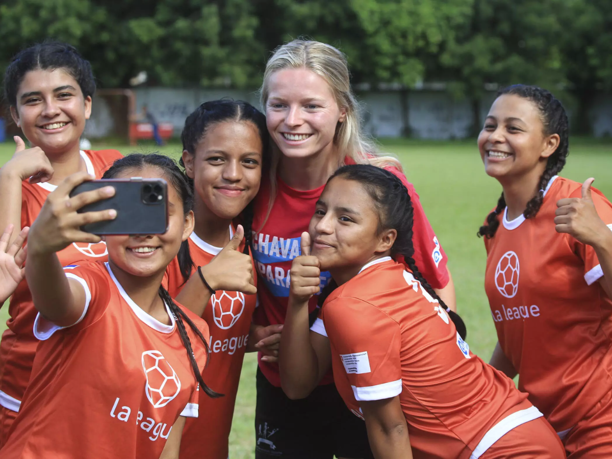 La futbolista neerlandesa Nadine Noordam posa en una fotografía con varias jugadoras en el Campeonato Mundial de fútbol “Las Chavalas”.