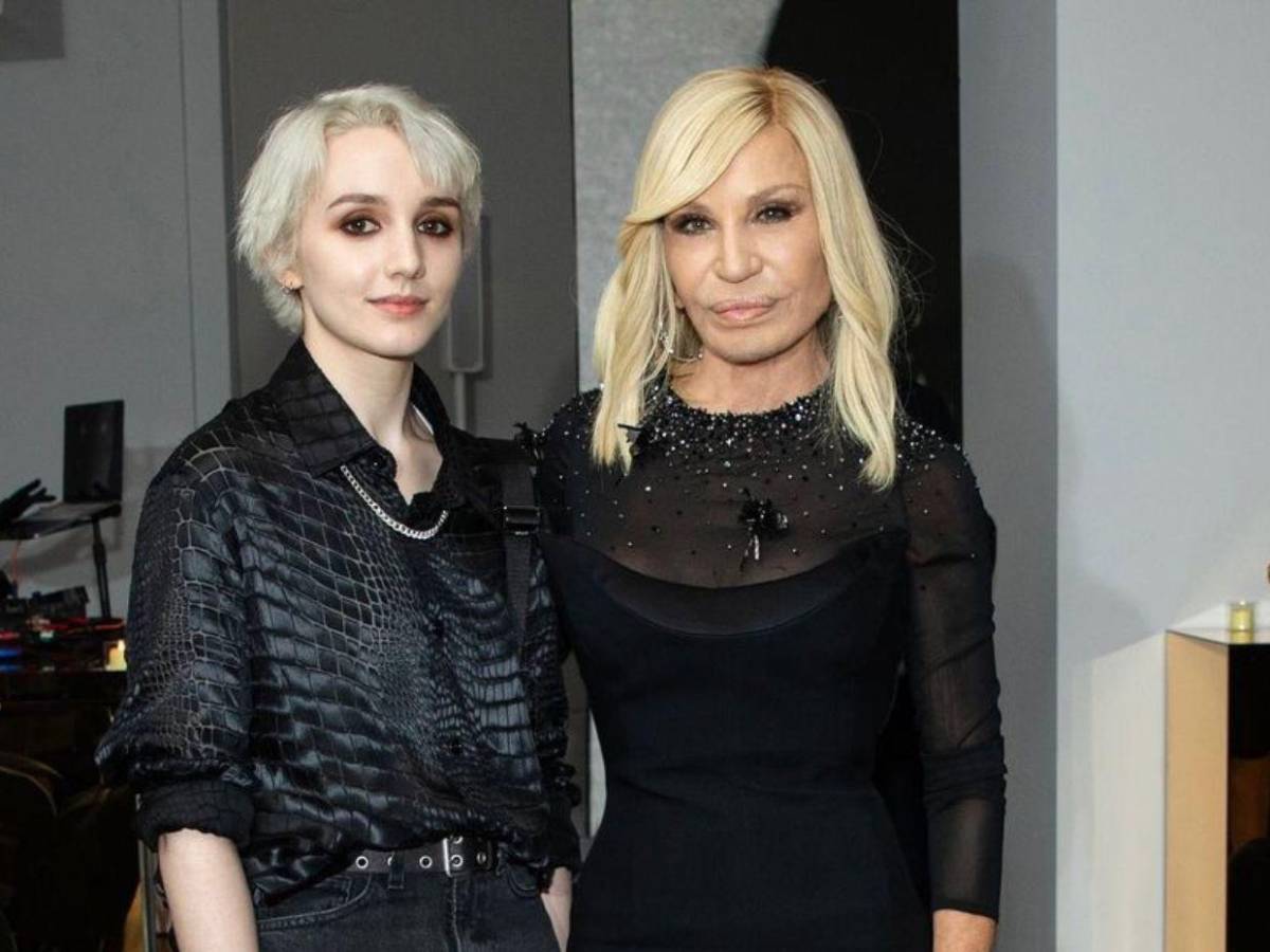 Donatella Versace y su “nuevo rostro” dividen a sus fanáticos en redes