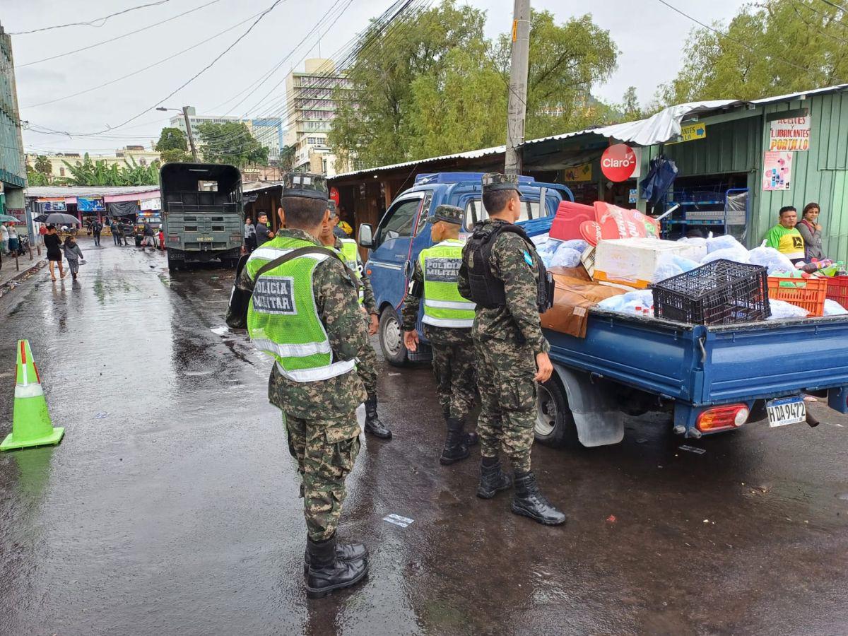 Evacuan a vendedores del mercado Primera Avenida por crecida del río Choluteca