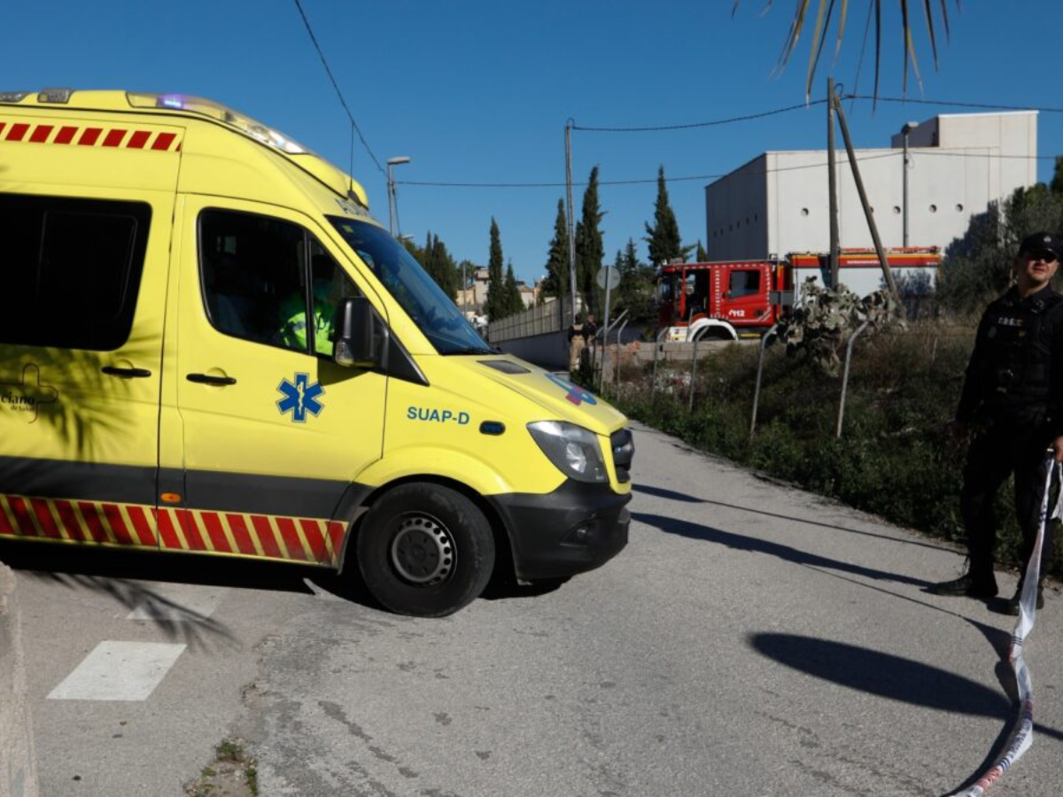 Momento en el que trasladaban a la victima por graves quemaduras en su cuerpo.