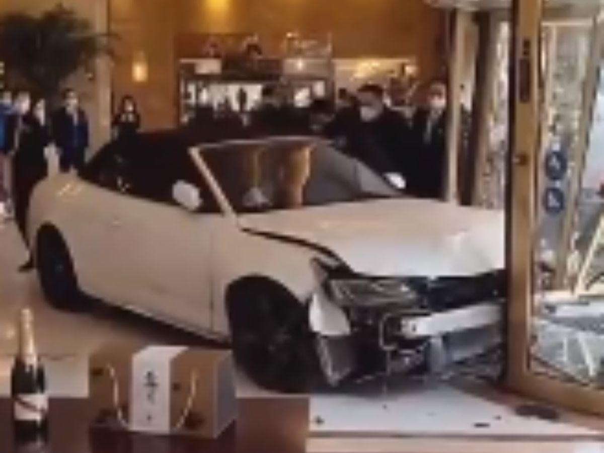 Un hombre enojado estrella su automóvil contra un hotel en Shanghái