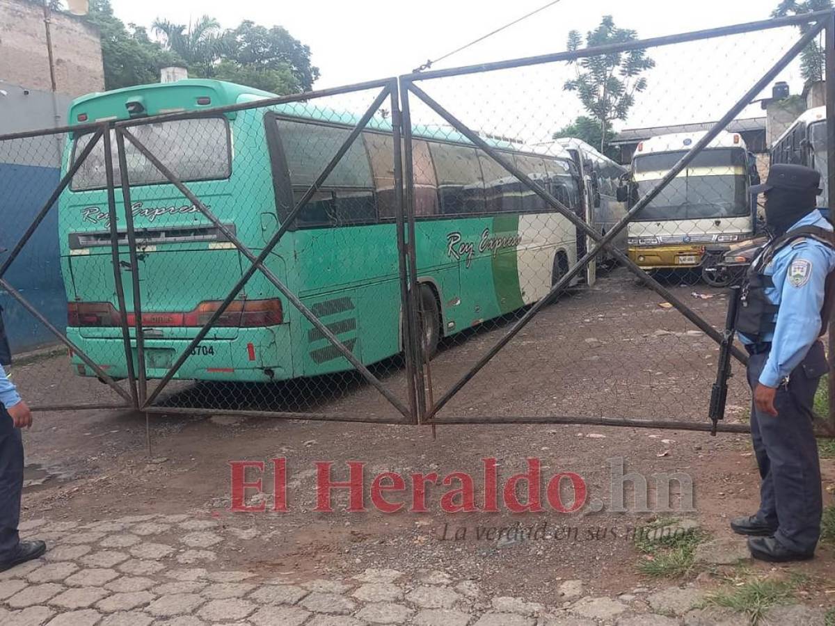 El autobús quedó perforado por las balas.