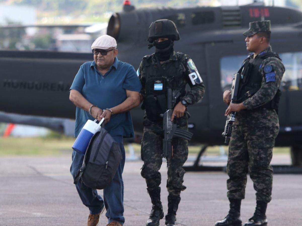 Esposados y en helicóptero, llegan a Tegucigalpa policías y militares acusados de facilitar información a narcos