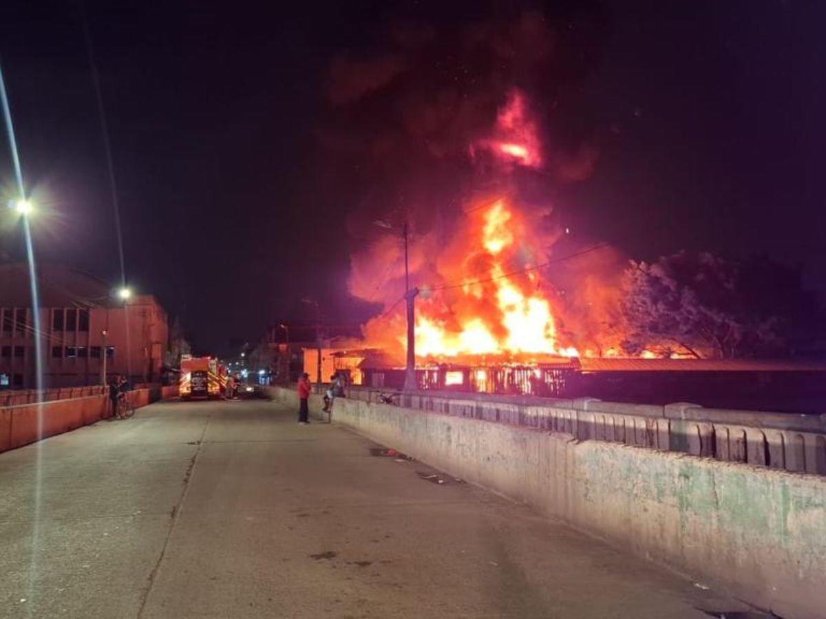 ¡Negocios calcinados! Lágrimas y desesperación: vendedores se enfrentan a la tragedia del incendio