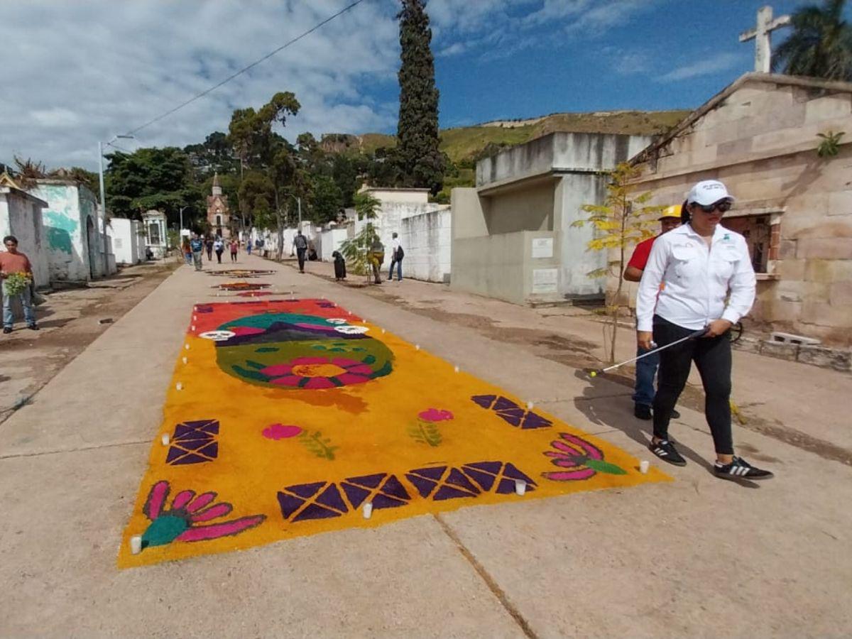 Con flores, globos y alfombras: capitalinos conmemoran el Día de Difuntos