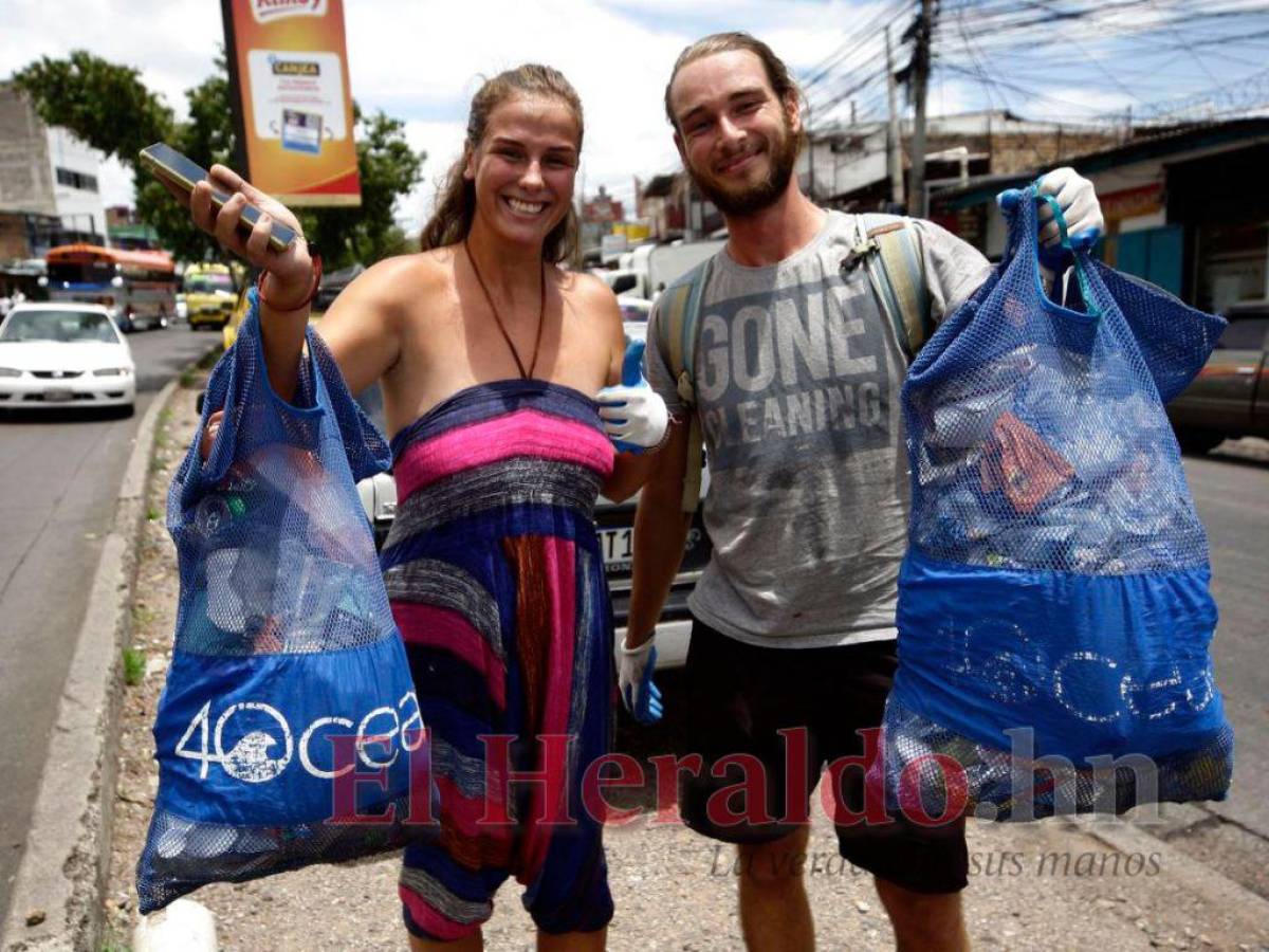 ¡Dan el ejemplo! Turistas de República Checa recogen basura de las calles capitalinas