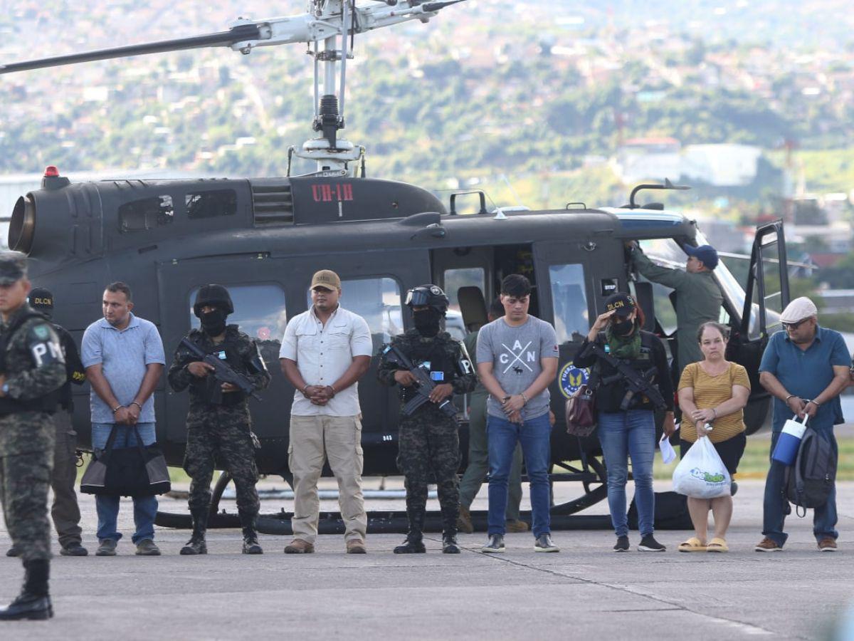 Esposados y en helicóptero, llegan a Tegucigalpa policías y militares acusados de facilitar información a narcos