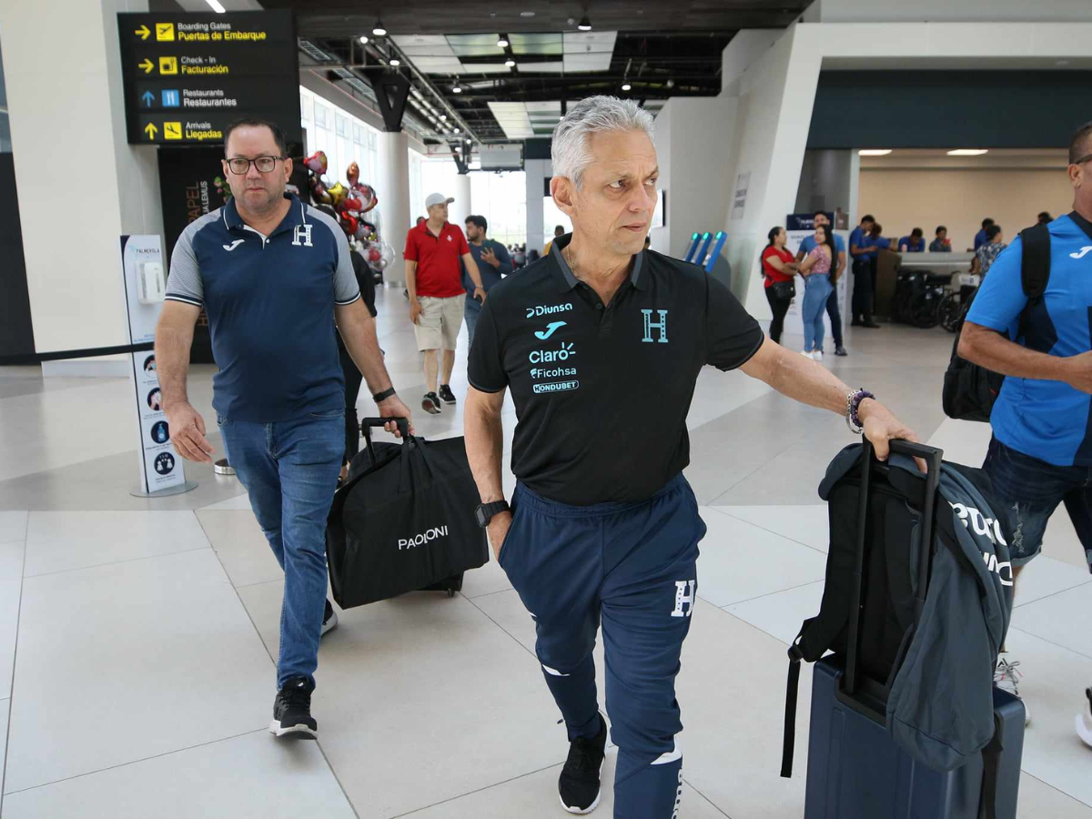 El entrenador hondureño comandó el arribo de la Bicolor al Aeropuerto Internacional de Palmerola.