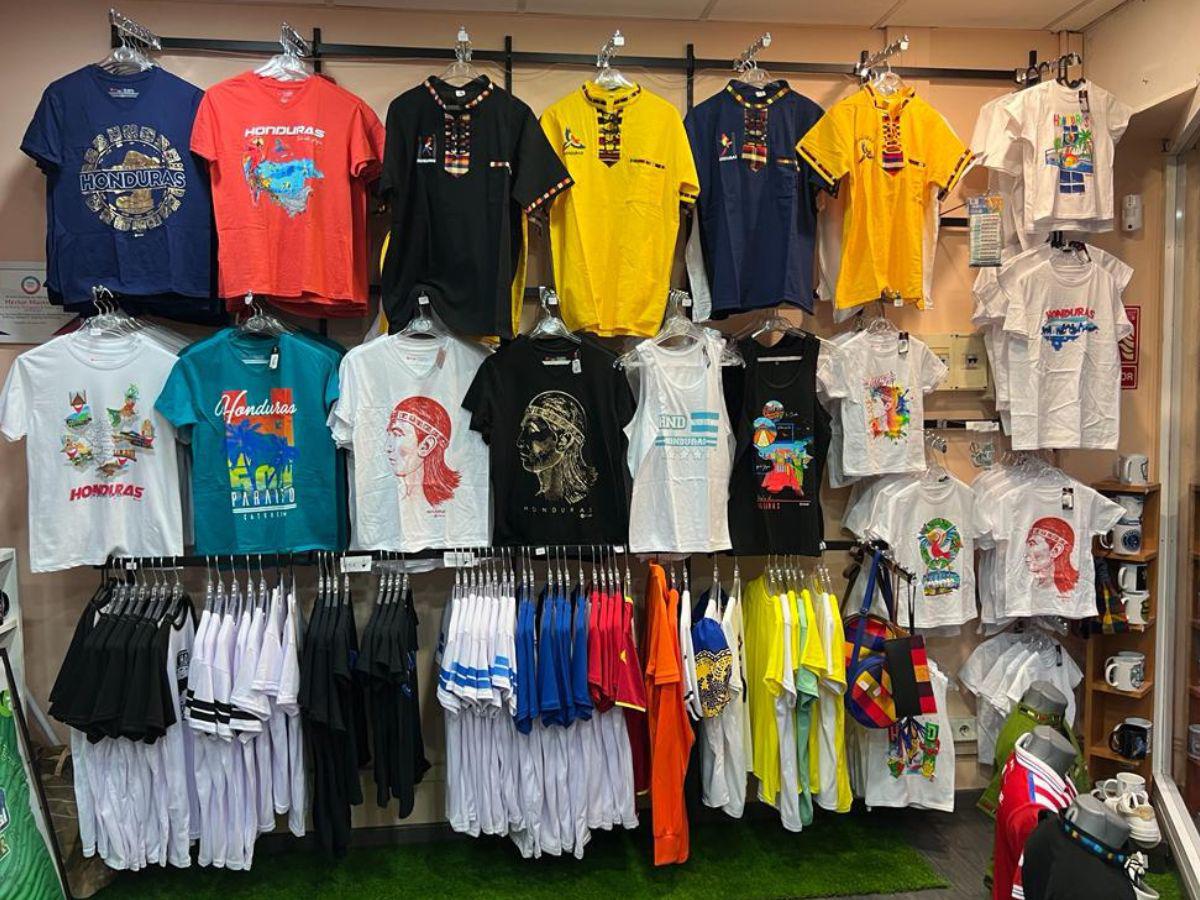 La tienda ofrece una variedad única de productos auténticos, desde camisas originales de todos los equipos de la Liga Nacional de Honduras hasta selecciones nacionales y souvenirs.