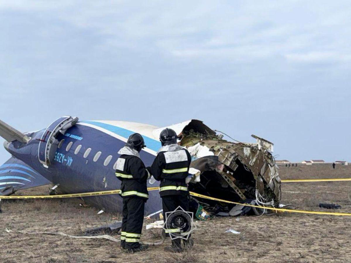 ¡Destruido! Así quedó el avión que se estrelló en Kazajistán con más de 60 personas a bordo