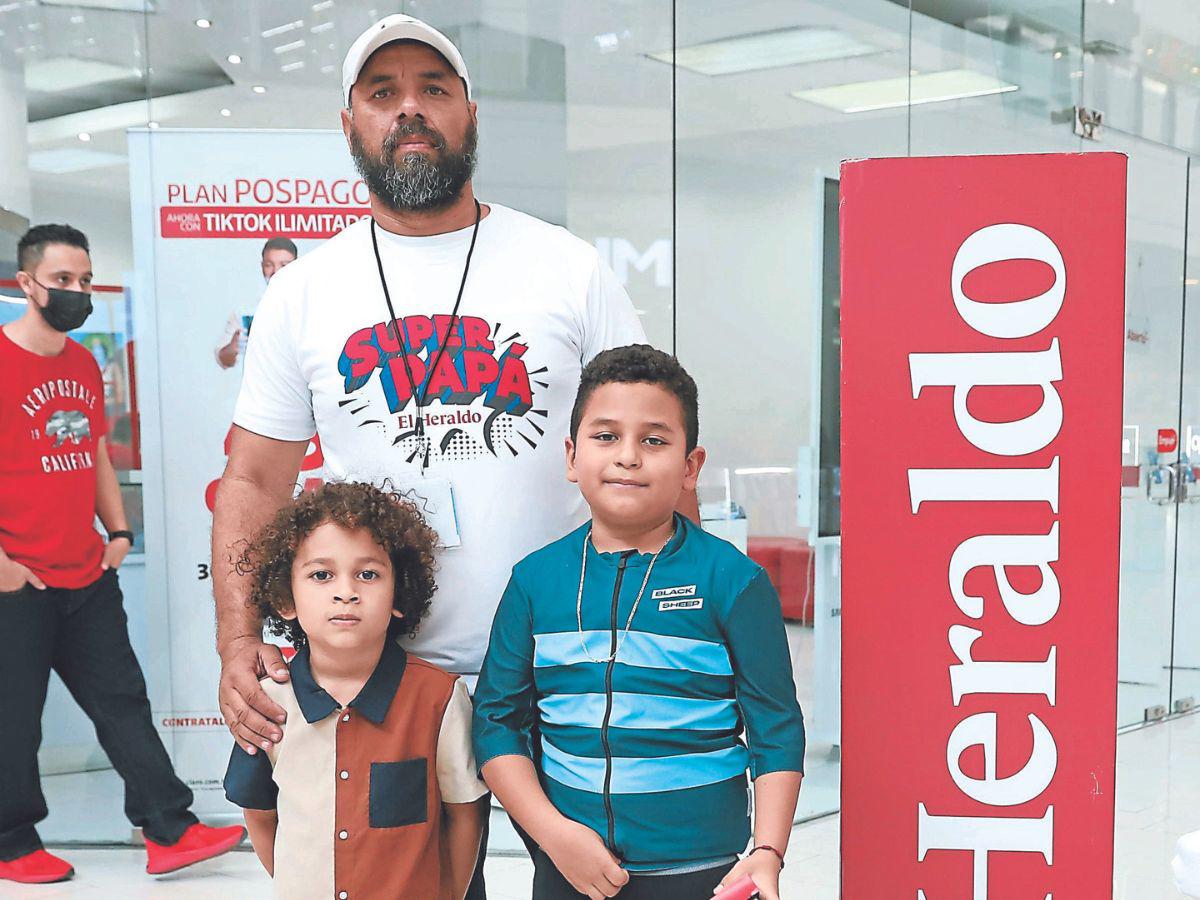 Walter Andino y sus pequeños Fabricio y Diego.