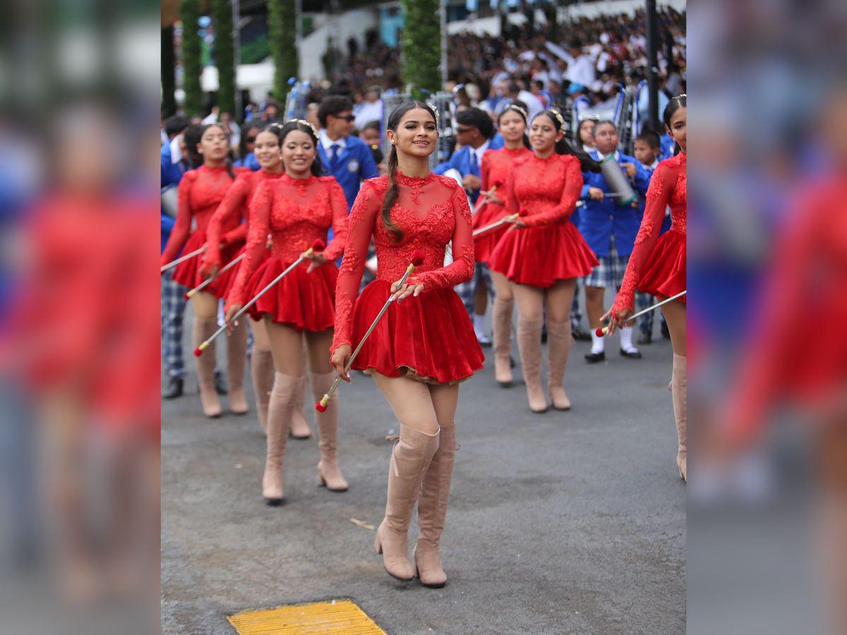 Alessa Villatoro, la palillona que encantó al público en los desfiles patrios 2024