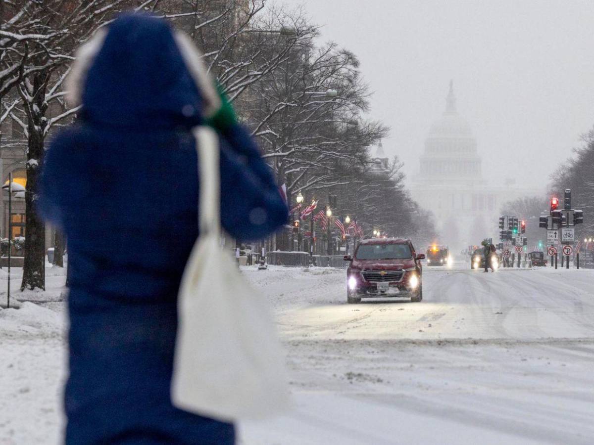 Tormenta invernal azota Estados Unidos afectando miles de vuelos